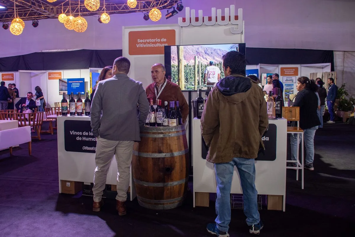 Visitantes y expositores en los espacios de ExpoJuy en Ciudad Cultural
