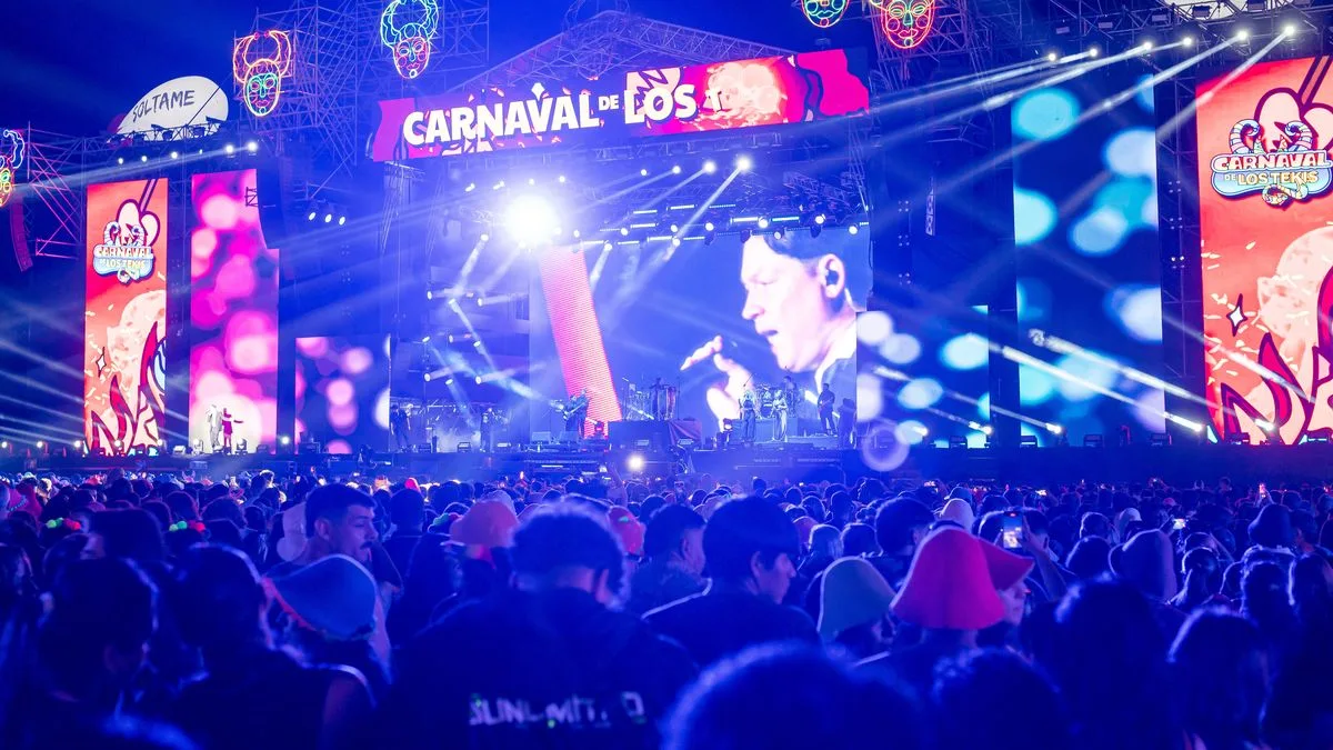 Escenario y público del Carnaval de Los Tekis en Ciudad Cultural